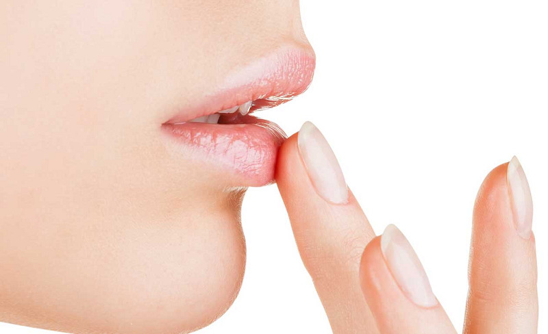 Chăm sóc môi sau khi phun để màu lên, chuẩn, tự nhiên