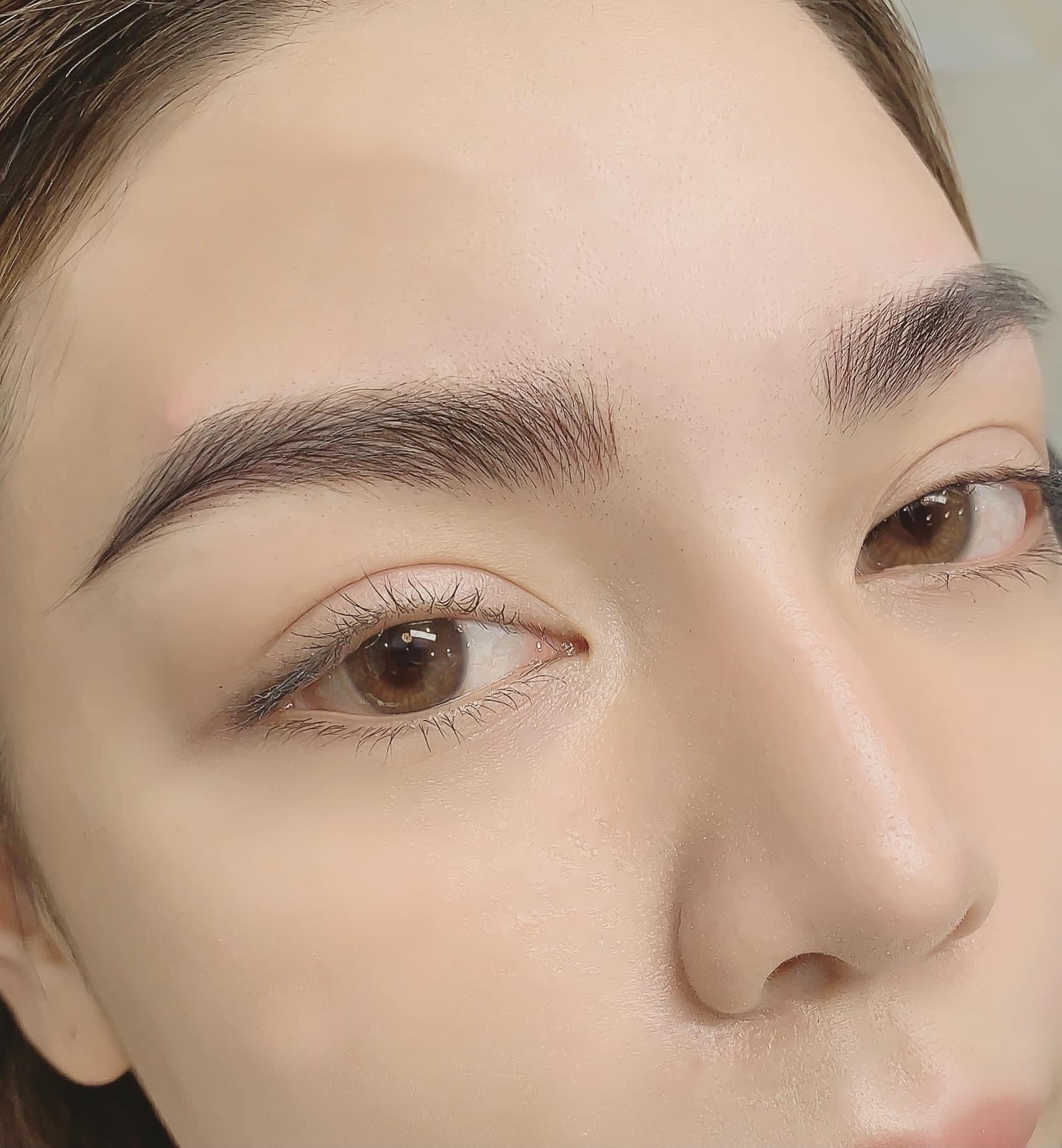 Điêu khắc chân mày là gì? Nên chọn điêu khắc hay phun xăm chân mày