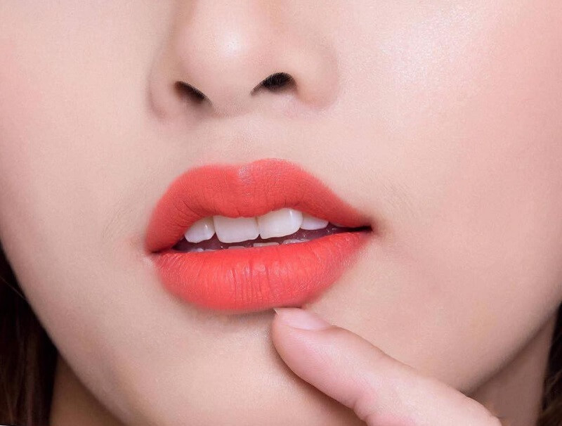 Phun môi màu hồng cam hợp với ai?